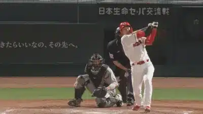 夜の野球場でバットを振る打者