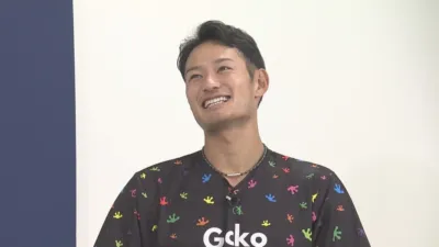 笑顔でインタビューに答える男性