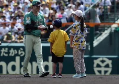 野球場のグラウンドで選手と子供たちが交流する様子