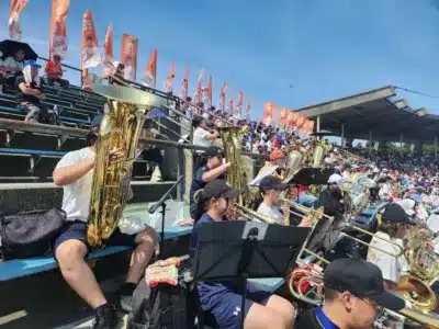 野球場で応援演奏をするブラスバンド