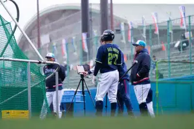 東京ヤクルトスワローズの練習風景、中村選手がタブレットでデータを確認