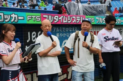グラウンドでのイベントに参加する「バイきんぐ」