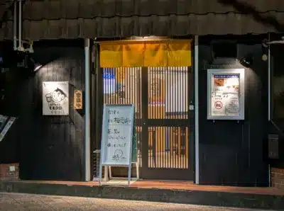餃子酒場「モモタロ」の店舗入口