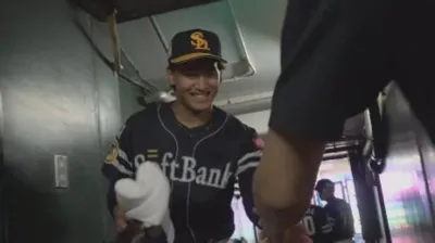 選手が笑顔で握手