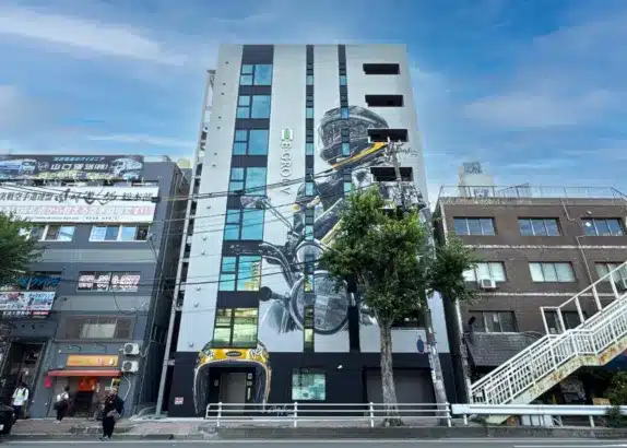 神戸のバイカー向けマンションに「秘密基地」をテーマにした巨大壁画が登場！