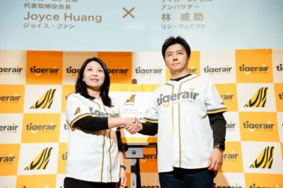 タイガーエア台湾のイベントで、ジョイス・ファン代表取締役会長とアンバサダーの林威助が握手を交わしている