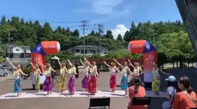 フラダンスを披露するナーリコオカピカケ