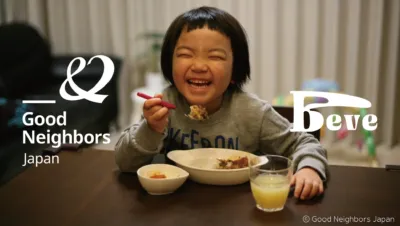 子供が食事している画像