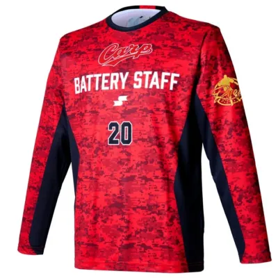 広島東洋カープのロゴと「BATTERY STAFF 20」の文字が入った、赤色のデジタル迷彩柄長袖トレーニングウェア