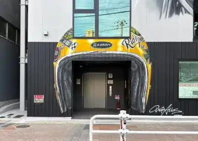 マンションエントランスのヘルメット壁画