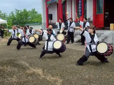 和太鼓を演奏する太鼓集団鼓明楽
