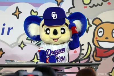 ファンと交流するドアラ