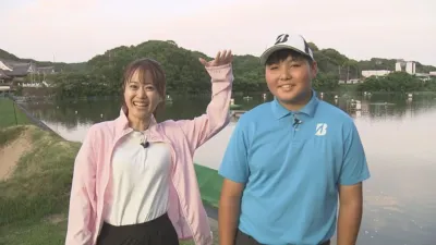 ゴルフ練習場で笑顔の少年と女性