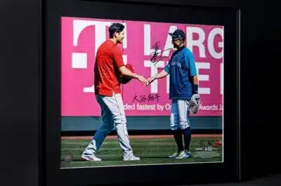 額装された写真には、野球場で大谷翔平選手とイチロー選手が握手する姿が捉えられています