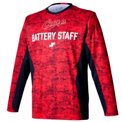 赤色のデジタル迷彩柄の長袖シャツで、胸元には「Carp」と「BATTERY STAFF」の文字が白色でプリントされています
