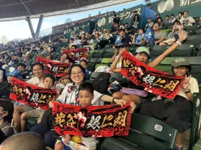 野球スタジアムで、多くのファンが熱心に応援している様子