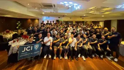 JCI Manila University of Leadersの旗を持つ人々の集合写真