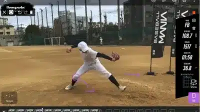 野球のピッチャーがマウンドで投球動作を行っている瞬間の画像。右側には球速108.7KPH、回転数1517RPMなどの詳細な投球データが表示