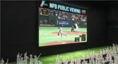 大型スクリーンでプロ野球のパブリックビューイングが行われている会場の様子