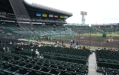 野球場の観客席からグラウンドを眺める風景