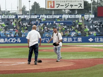始球式に臨む「バイきんぐ」の二人
