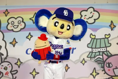 ぬいぐるみを抱えるドアラ