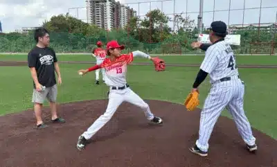野球場で少年がピッチング練習をしている様子