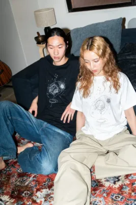 Tシャツを着たモデルの画像