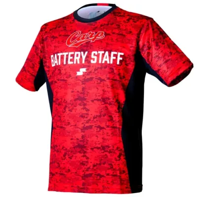 赤いデジタルカモフラージュ柄の半袖Tシャツで、胸には「Carp」と「BATTERY STAFF」の文字が白でプリントされています