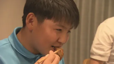 食事をする少年