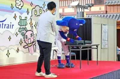 遠征グッズを紹介するドアラ