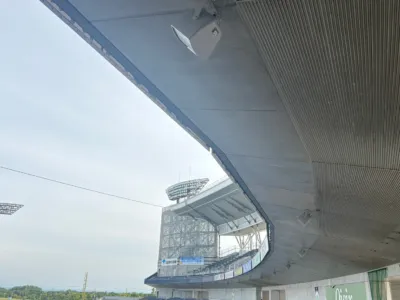 スタジアム屋根とスピーカー