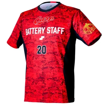 赤色のデジタルカモフラージュ柄のTシャツで、「Carp BATTERY STAFF 20」とプリントされています