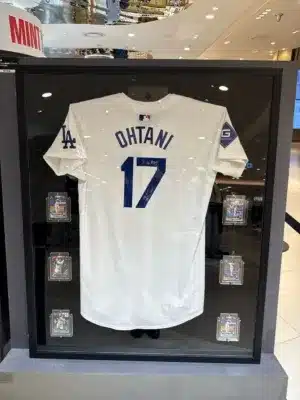 大谷翔平選手の背番号17番のドジャースのユニフォームが展示されている画像