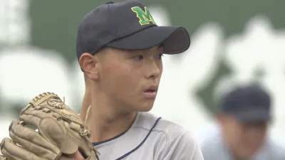 野球のユニフォームを着た若い野球選手