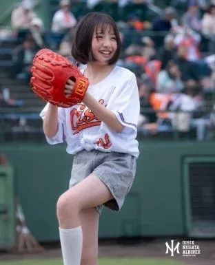 野球場で始球式を行う少女