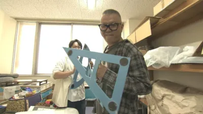 男性2人、室内、青い物体