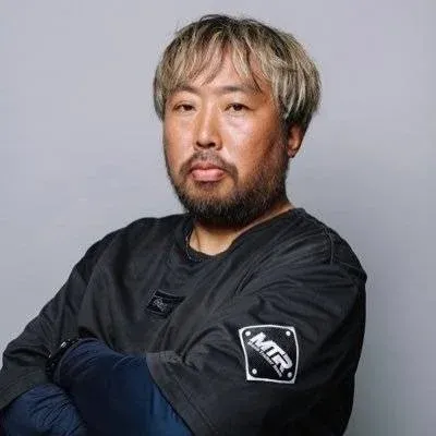 腕組みをする高島誠氏