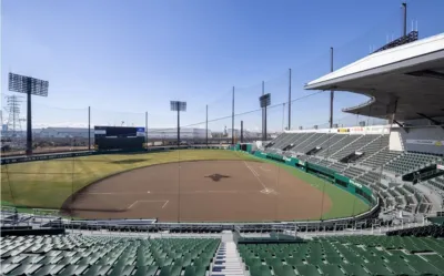 晴れ渡る青空の下の野球場