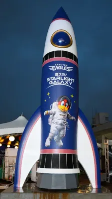 楽天イーグルスのマスコット「クラッチ」が宇宙服を着て描かれた、夏スタ! STARLIGHT GALAXYイベントのロケット型オブジェ