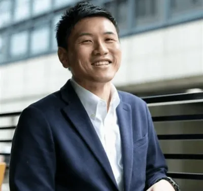 笑顔で立つ矢野達人氏