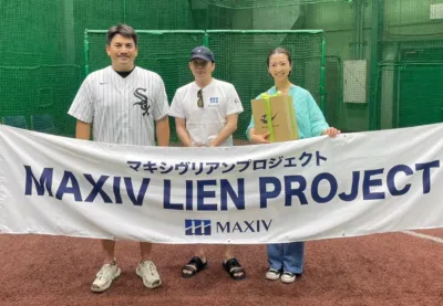 美馬アンナ氏と関係者の集合写真