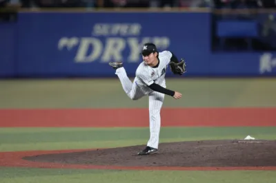 野球の試合中、マウンド上でピッチャーが投球動作をしている瞬間
