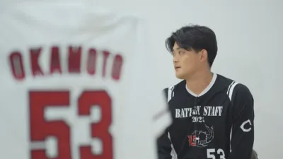 ユニフォーム姿の岡本選手