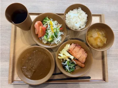 虎風荘での食事風景