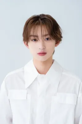 白いシャツを着用した近藤駿太さんのポートレート