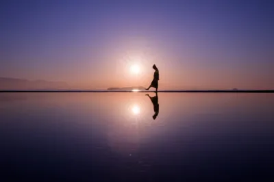 父母ヶ浜の夕焼けと人物シルエット
