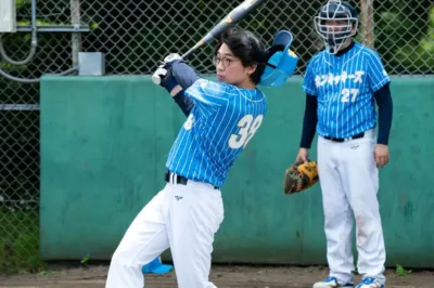 バッティング中の選手とキャッチャー