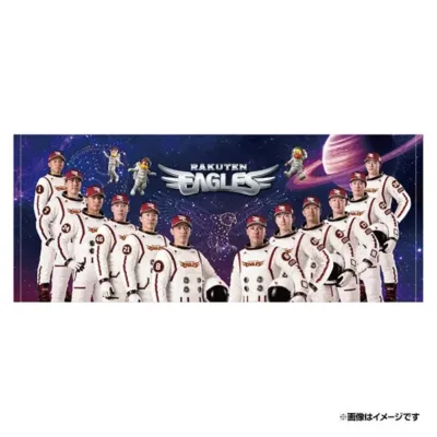楽天イーグルスの選手たちが宇宙飛行士のユニフォームを着用し、宇宙空間を背景にポーズをとっている集合写真