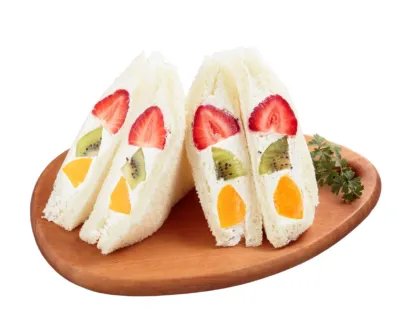 いちご、キウイ、みかんを挟んだ彩り豊かなフルーツサンド